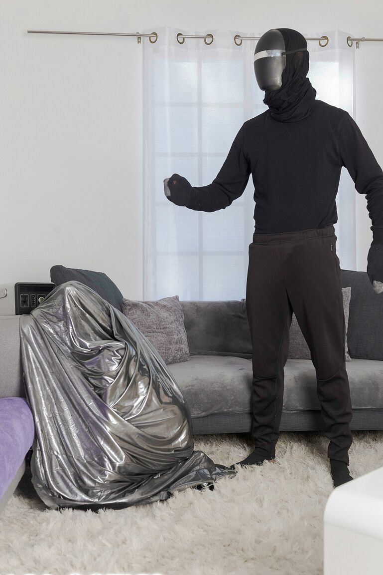 17P La petite Liv Revamped se fait prendre par derrière par un criminel masqué