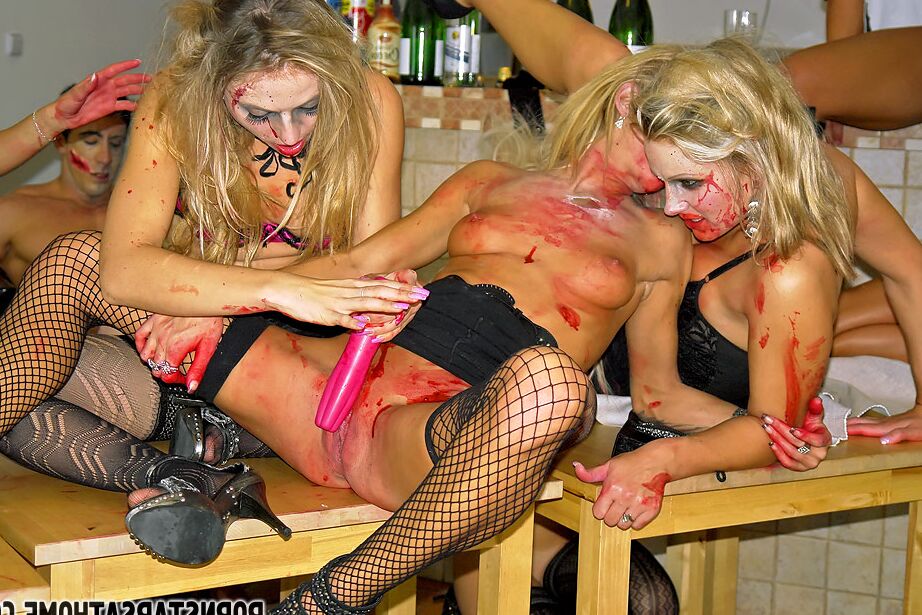 16P Spermahungrige Pornostars genießen eine Hardcore-Halloween-Cosplay-Party