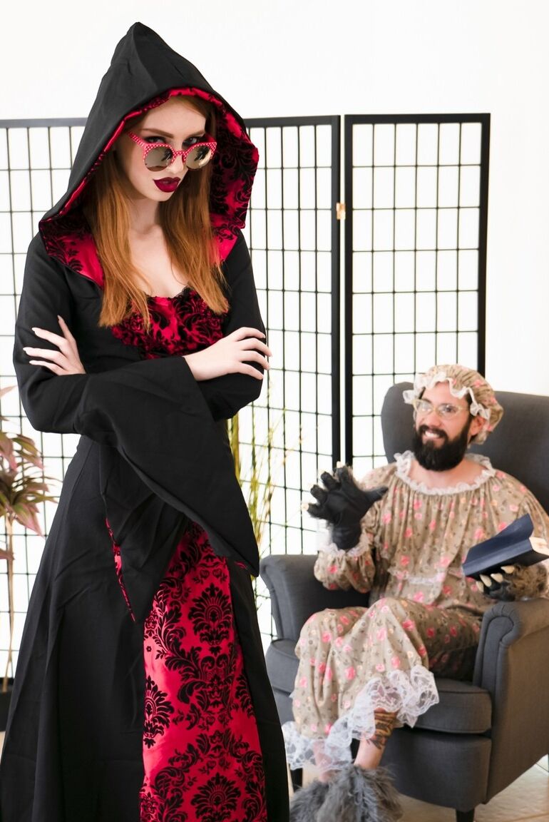 15P Sexy Rothaarige mit roten Lippen Maya Kendrick kreuzt in Strümpfen gekleidete Beine und High Heels
