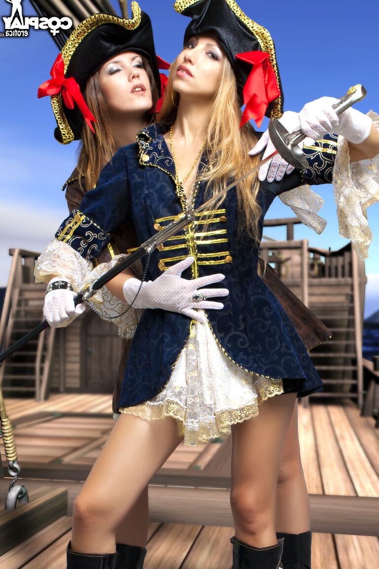 12P Cosplay Erótica Piratas de lesbos cosplay nu