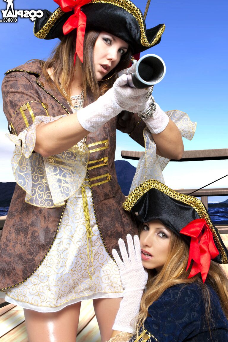 12P Cosplay Erótica Piratas de lesbos cosplay nu