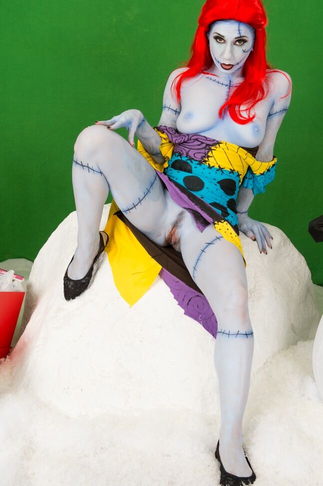 15P La pelirroja gótica Joanna Angel se abre hasta el culo desnudo en un cosplay caliente