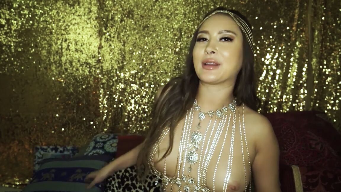 21P La adorable latina Bliss Dulce se mete un gran juguete sexual en su sabrosa vagina de cerca