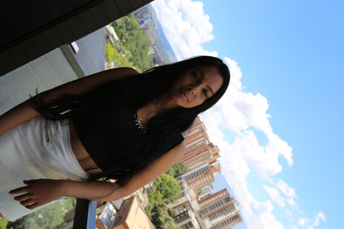 21P La superbe Latina Valery Santos se déshabille et fait l'amour au casting