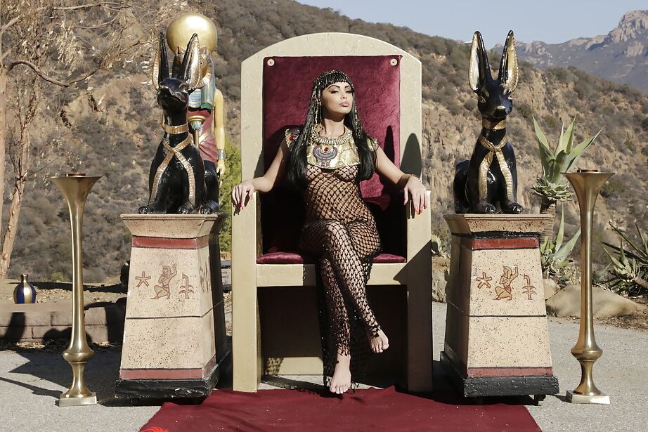 16P La morena latina Selena Rose interpreta el papel de emperatriz y se deja follar al aire libre