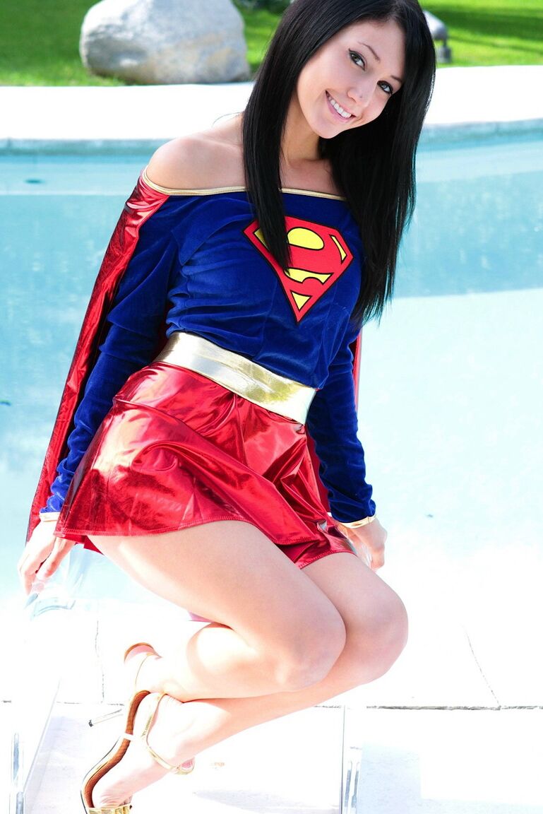 15P La cosplayer morena Catie Minx se quita el disfraz de Superman junto a la piscina