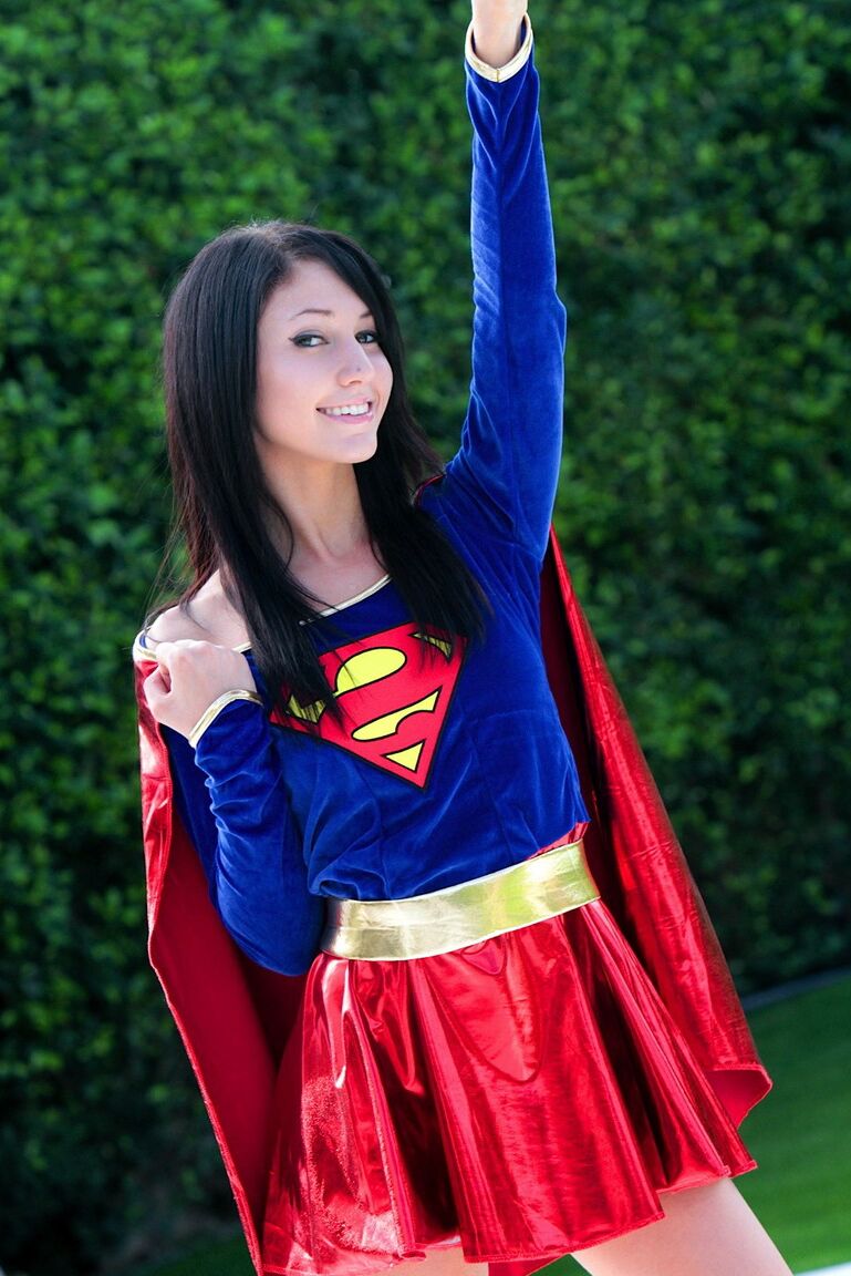 15P La cosplayer morena Catie Minx se quita el disfraz de Superman junto a la piscina