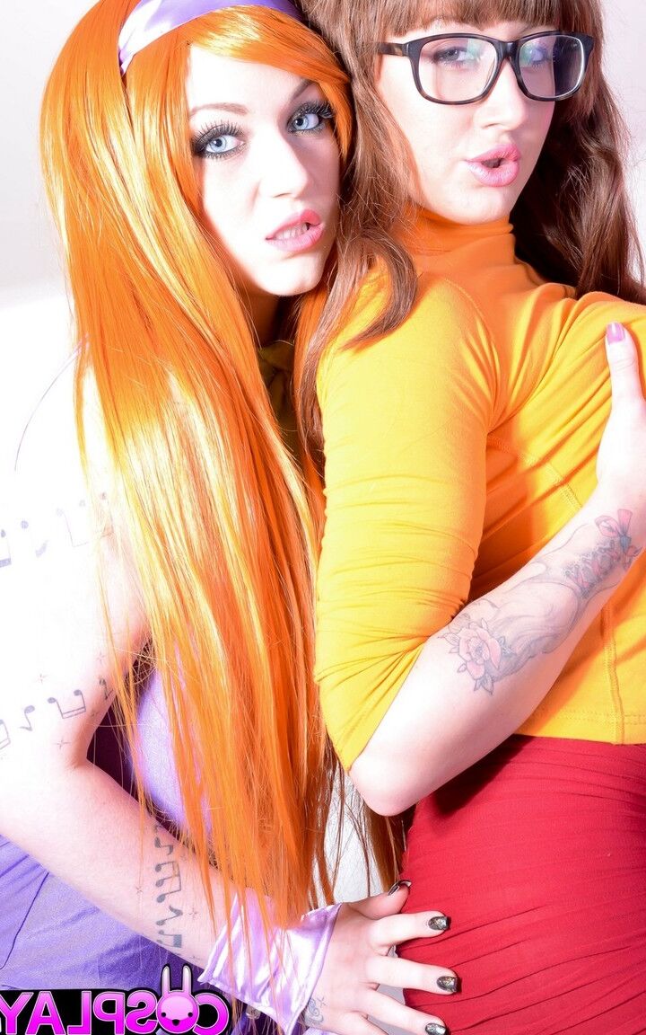 14P Chicas lesbianas sexy vestidas con cosplay Elouise