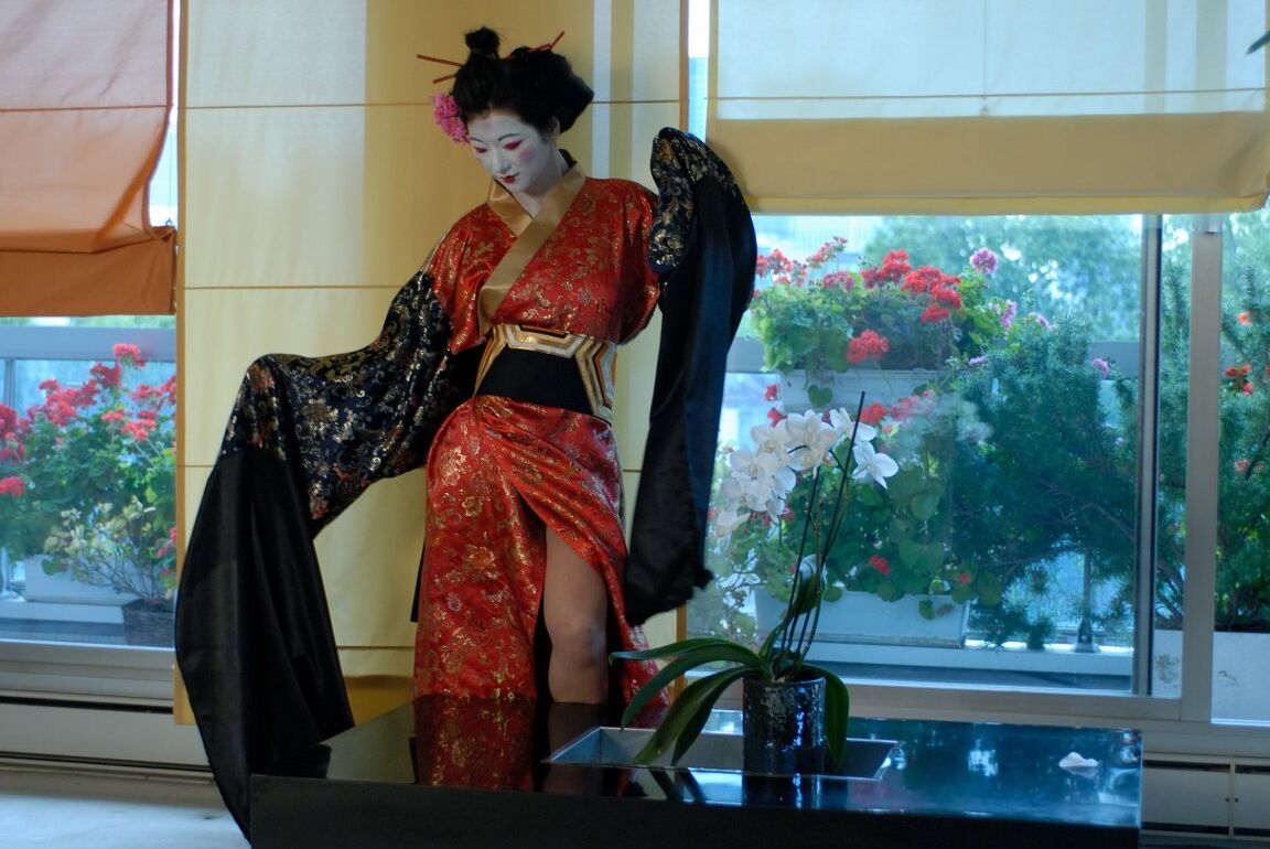 16P Solo model Tanika exposes her underwear while sporting Geisha attire