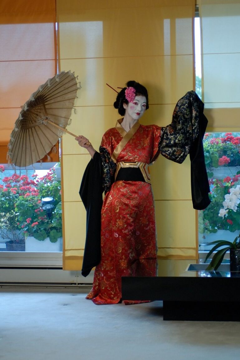 16P Solo model Tanika exposes her underwear while sporting Geisha attire
