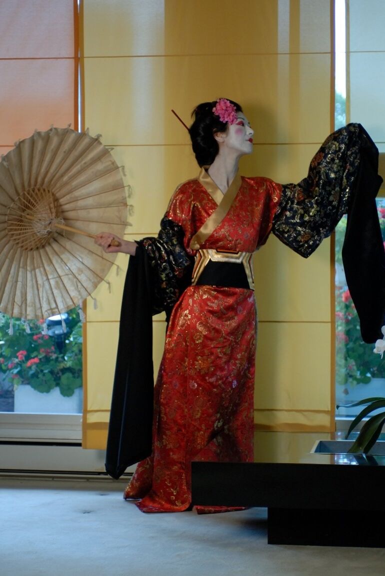 16P Solo model Tanika exposes her underwear while sporting Geisha attire