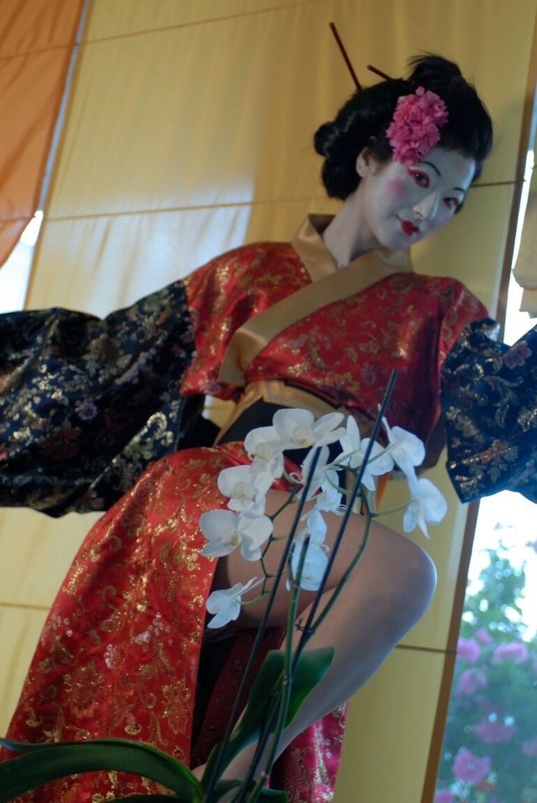 16P Solo model Tanika exposes her underwear while sporting Geisha attire