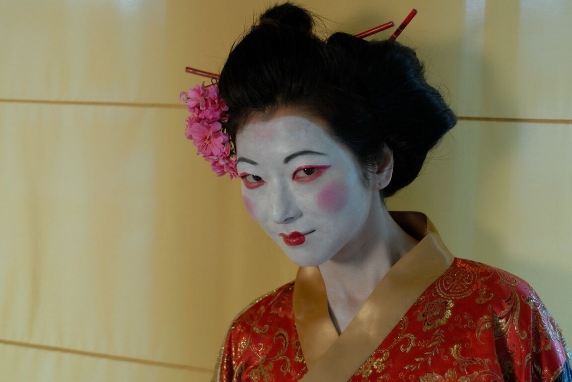 16P Solo model Tanika exposes her underwear while sporting Geisha attire