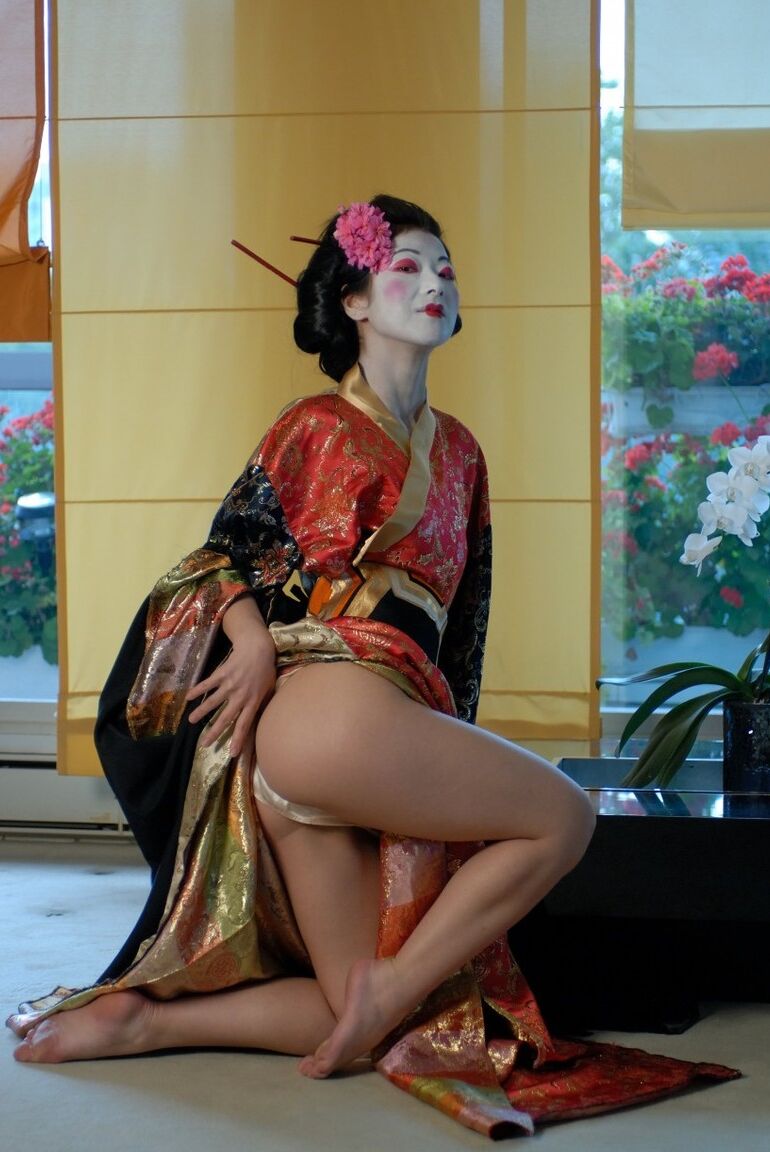 16P Solo model Tanika exposes her underwear while sporting Geisha attire