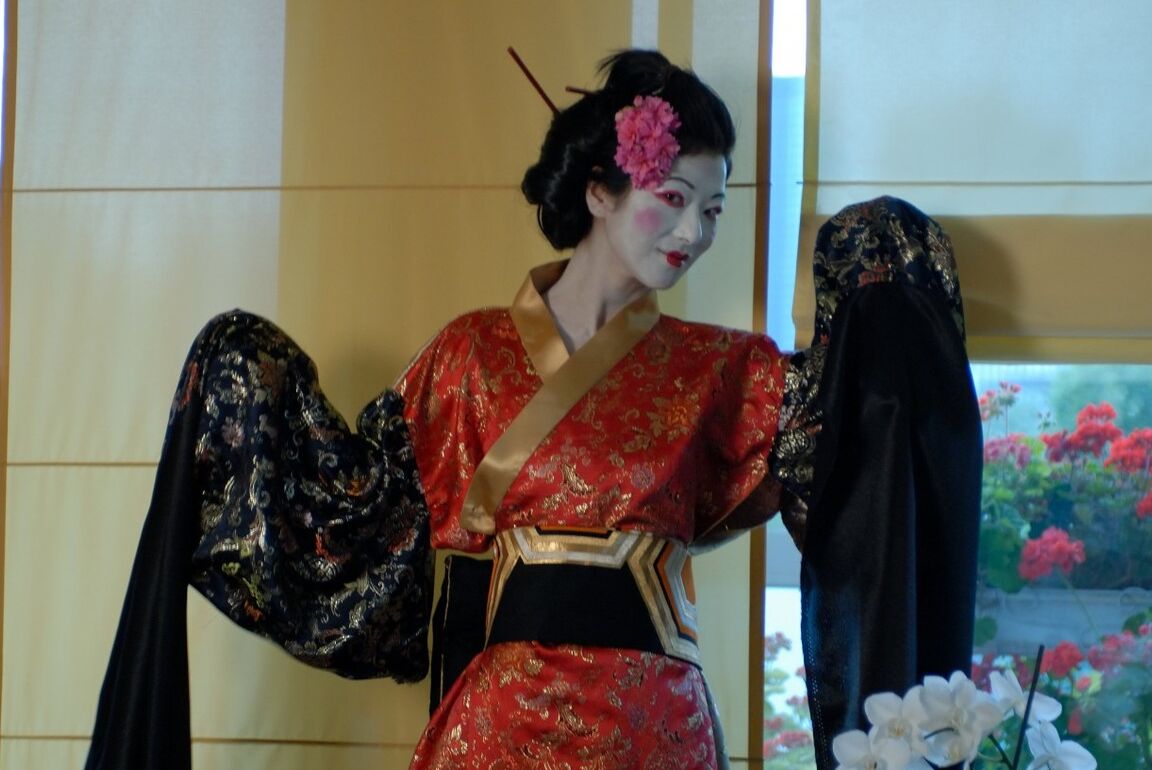 16P Solo model Tanika exposes her underwear while sporting Geisha attire