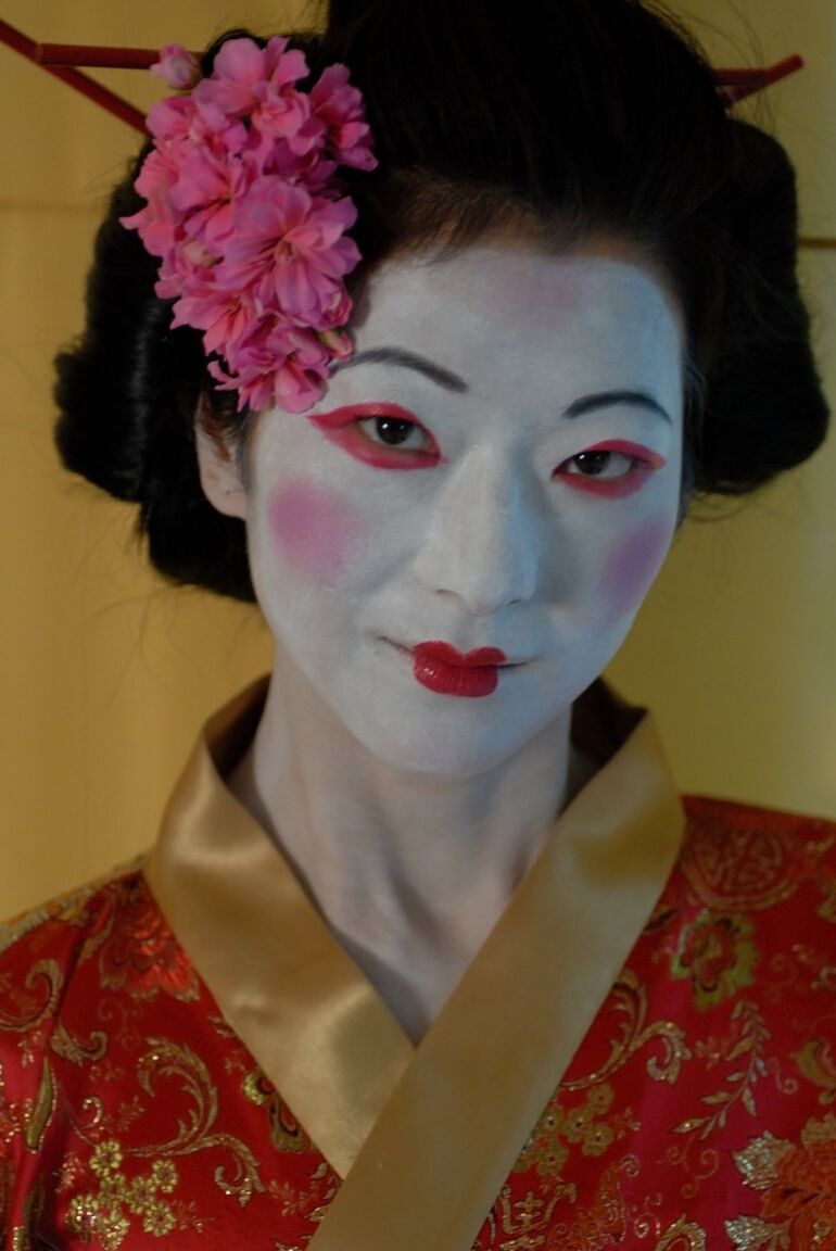 16P Solo model Tanika exposes her underwear while sporting Geisha attire