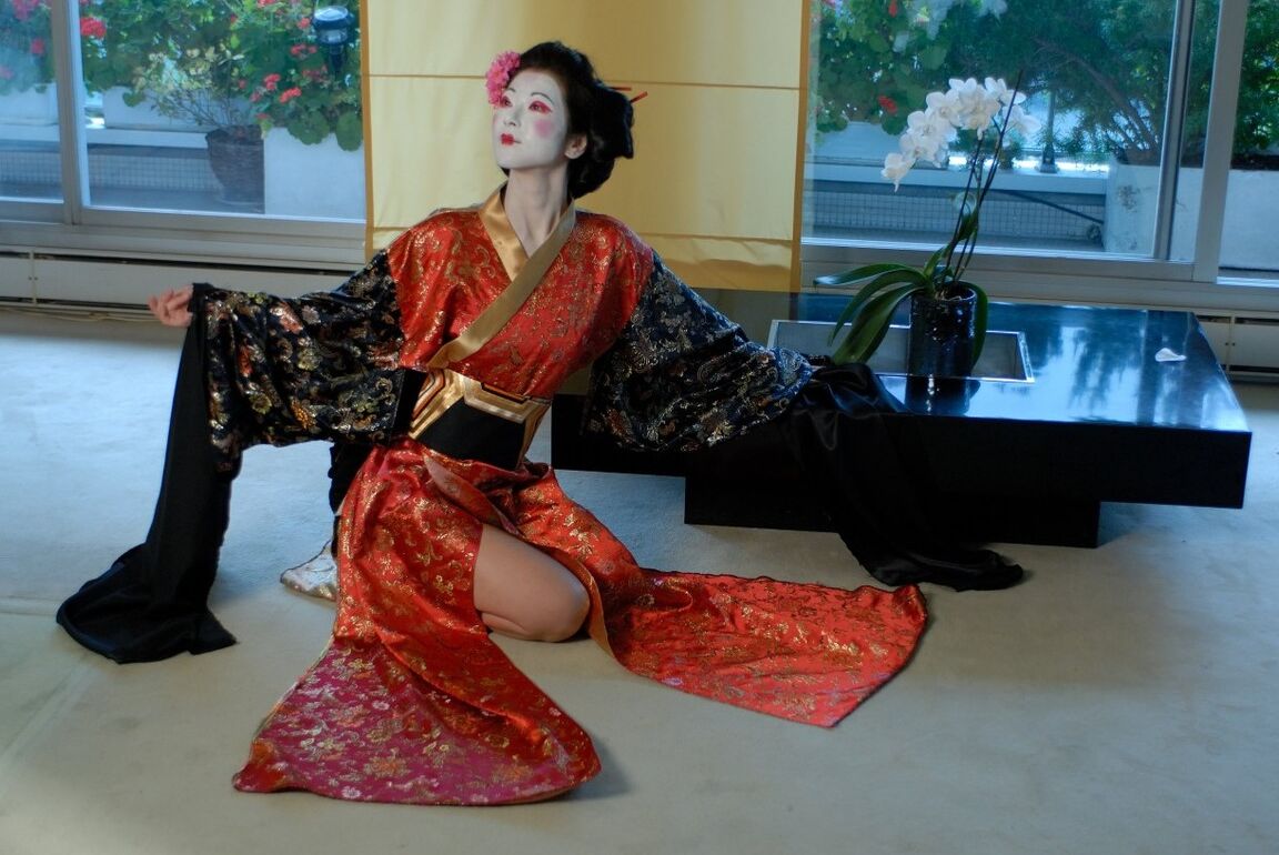 16P Solo model Tanika exposes her underwear while sporting Geisha attire