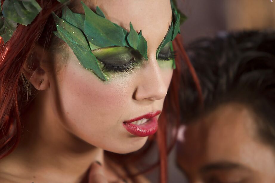 16P Estrella porno adolescente pelirroja Aidra Fox montando una polla en traje de cosplay