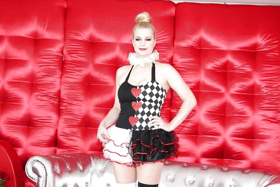 16P Blondie perky dans une tenue de cosplay élégante mettant en valeur son cul et ses trous d'amour