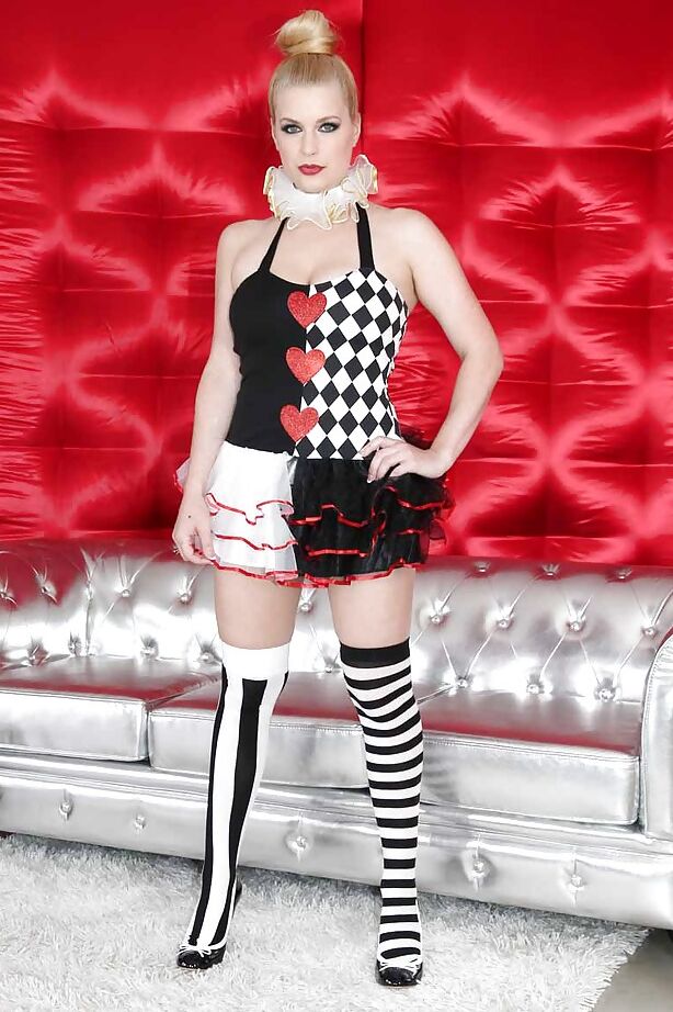 16P Blondie perky dans une tenue de cosplay élégante mettant en valeur son cul et ses trous d'amour