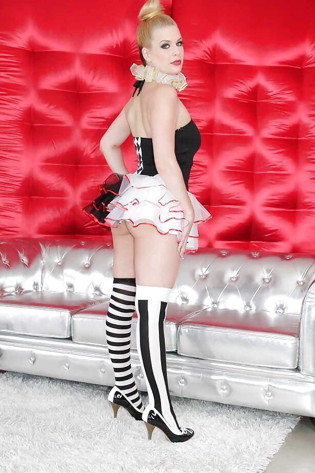 16P Blondie perky dans une tenue de cosplay élégante mettant en valeur son cul et ses trous d'amour