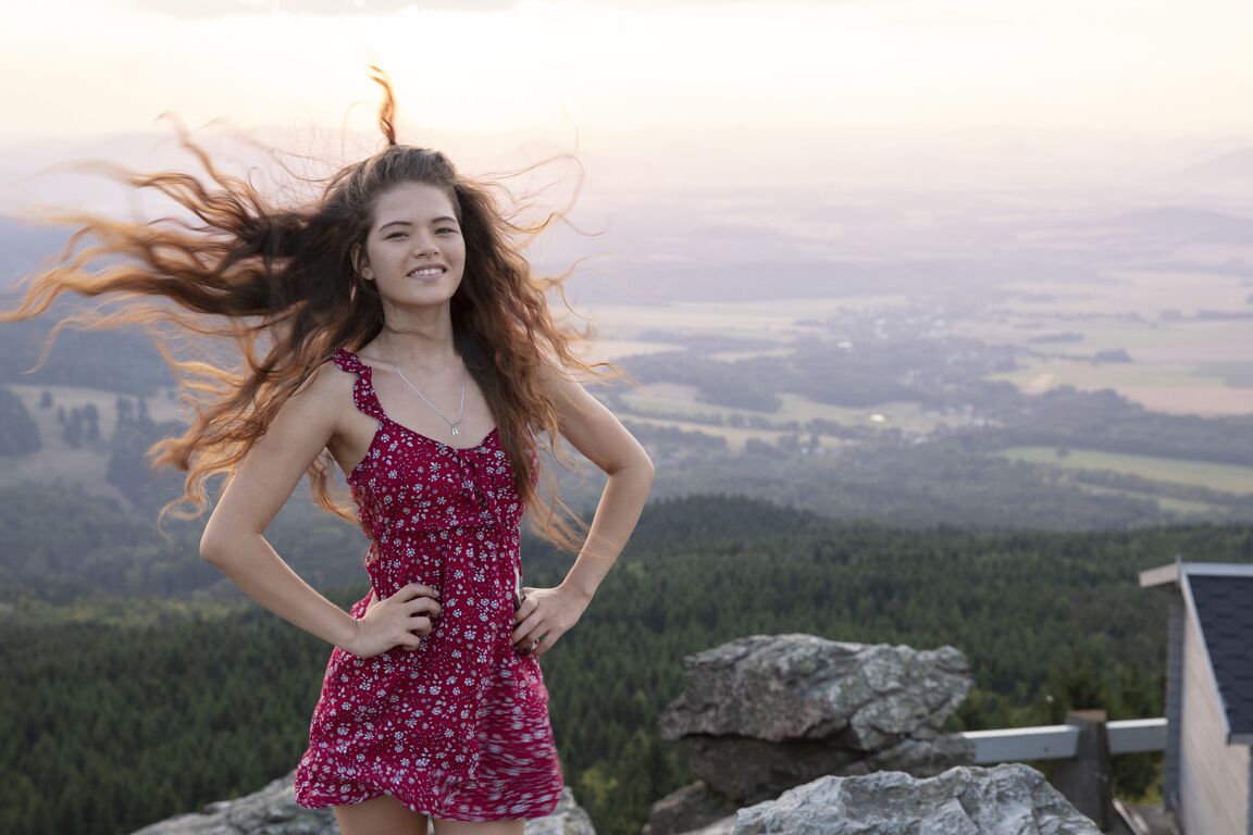 21P La sexy adolescente latina Irene Rouse hace alarde de su fino culo en pantalones cortos de mezclilla al aire libre