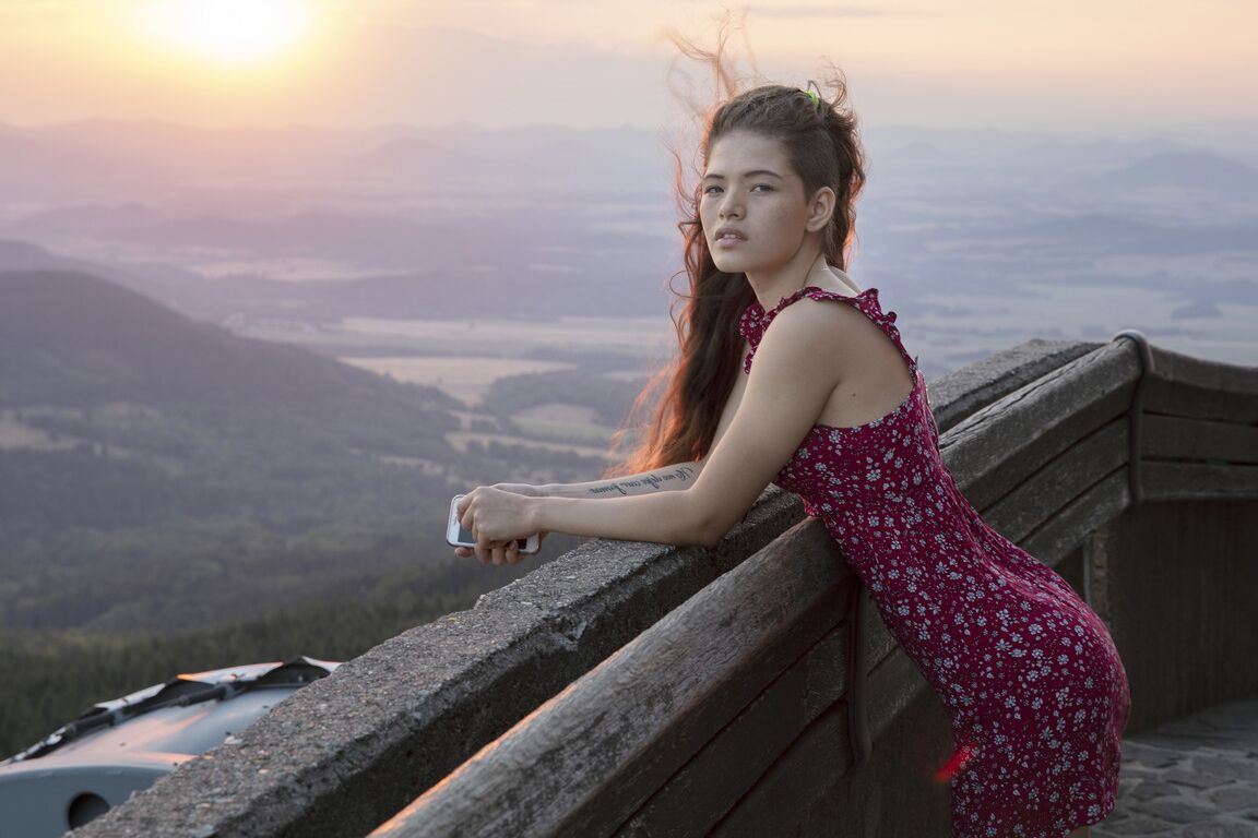 21P La sexy adolescente latina Irene Rouse hace alarde de su fino culo en pantalones cortos de mezclilla al aire libre