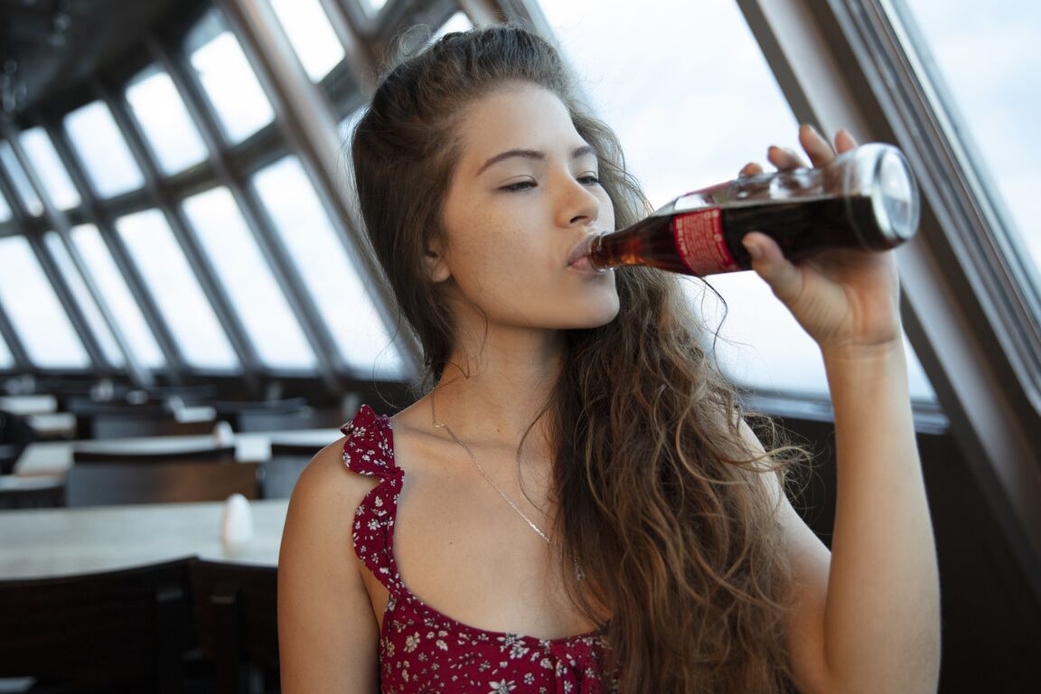 21P La sexy adolescente latina Irene Rouse hace alarde de su fino culo en pantalones cortos de mezclilla al aire libre