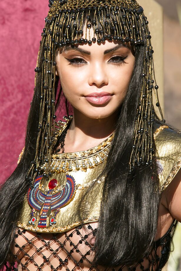 16P Femme latine en tenue résille Selena Rose se baigne en plein air et se frotte les seins