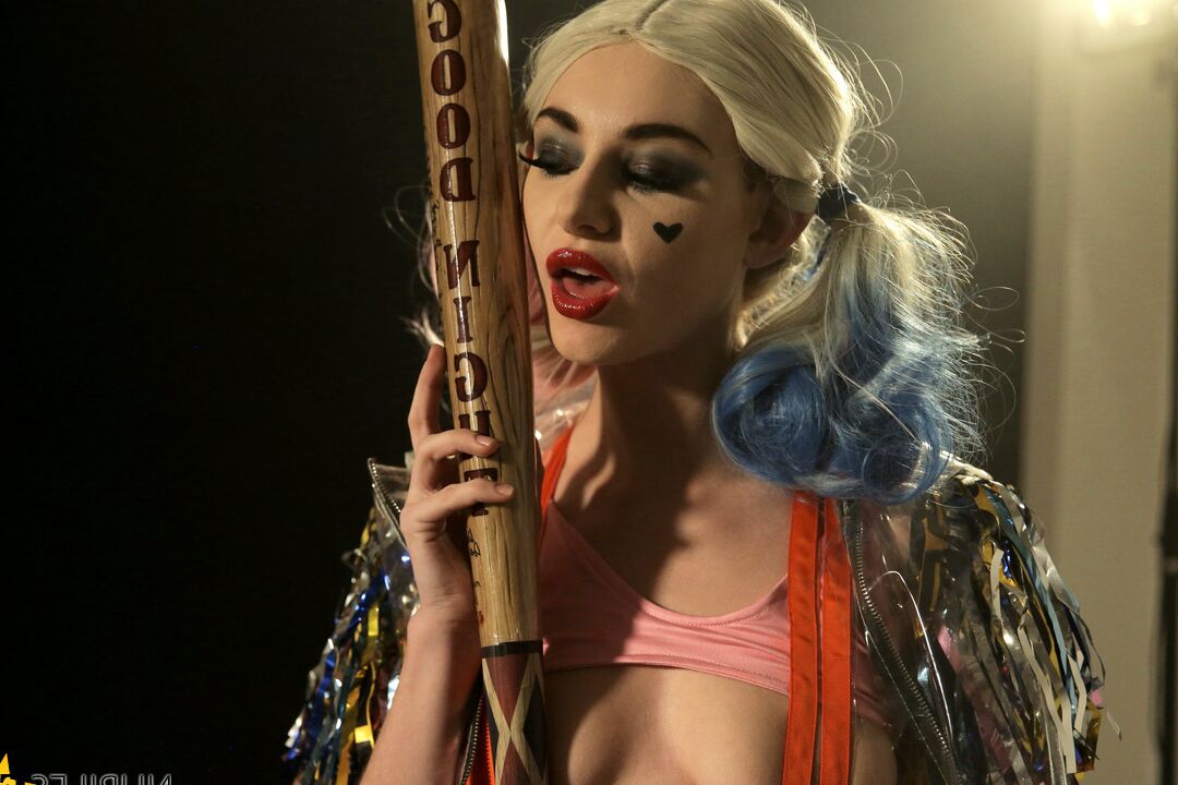 16P A adolescente loira Lacy Lennon lambe um pau antes do sexo doggystyle em traje de cosplay