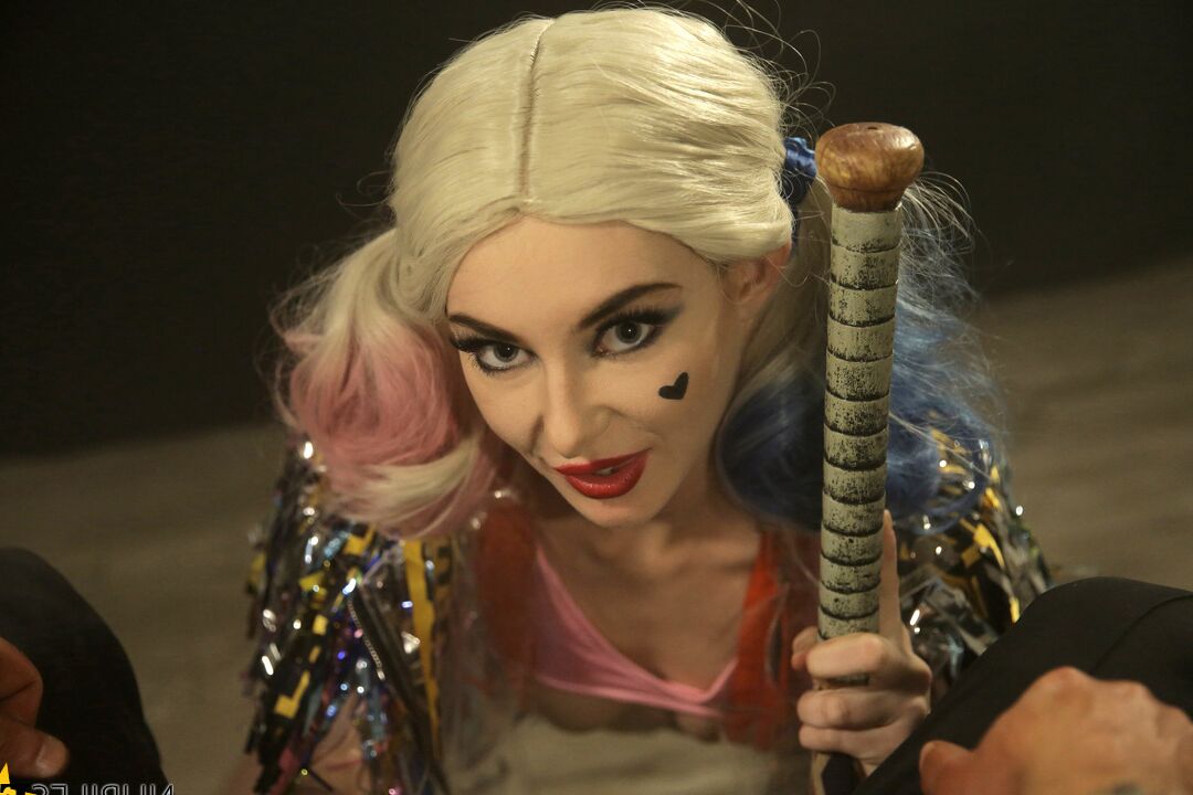 16P A adolescente loira Lacy Lennon lambe um pau antes do sexo doggystyle em traje de cosplay