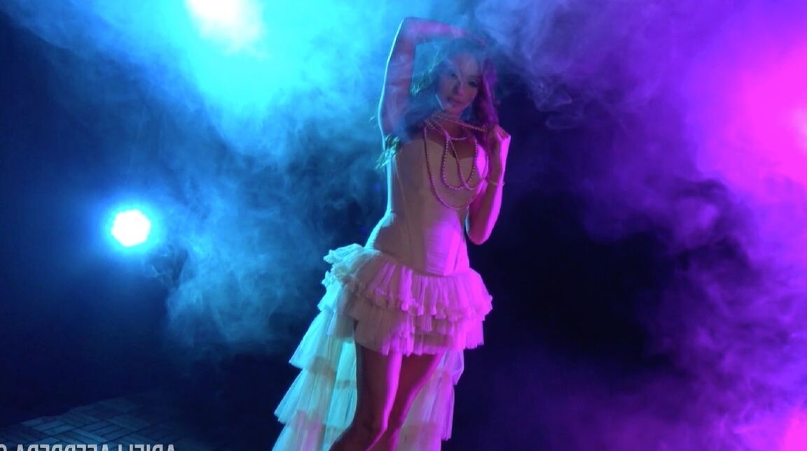 15P Glamourosa colombiana MILF Ariella Ferrera posando em seus trajes provocantes