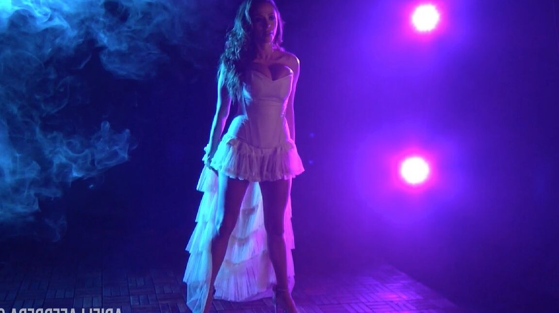 15P Glamourosa colombiana MILF Ariella Ferrera posando em seus trajes provocantes