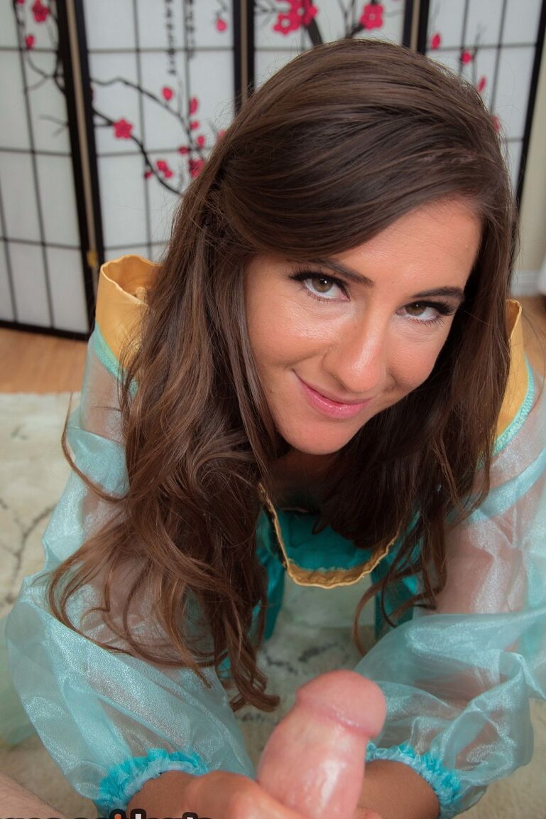 21P MILF Tara Ashley dressed up as Princess Jasmin strips & gives a POV handjob