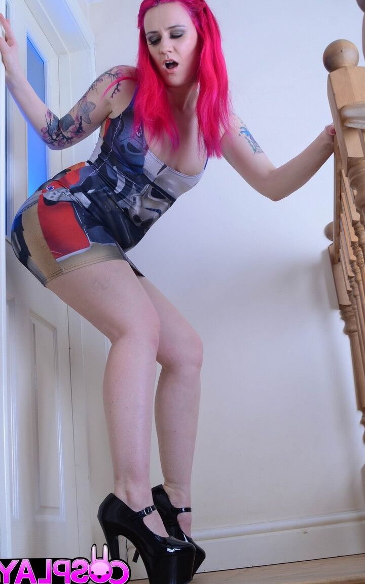 14P Cosplay ruiva adora foder a própria buceta