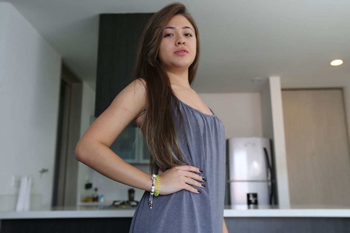 21P La sexy amateur Sara Bolivar muestra su trasero y hace una mamada asombrosa en POV
