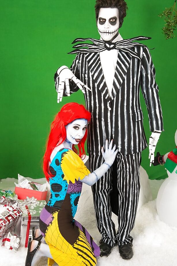 16P A garota amadora Joanna Angel e o cara usam roupas de cosplay assustadoras antes de foder