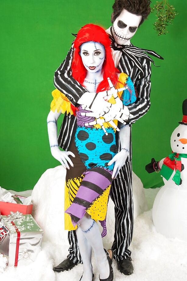 16P A garota amadora Joanna Angel e o cara usam roupas de cosplay assustadoras antes de foder