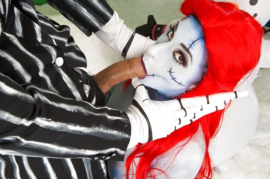 16P A garota amadora Joanna Angel e o cara usam roupas de cosplay assustadoras antes de foder