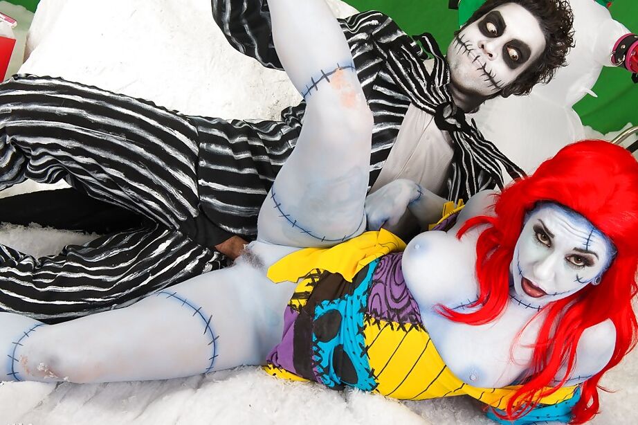 16P A garota amadora Joanna Angel e o cara usam roupas de cosplay assustadoras antes de foder