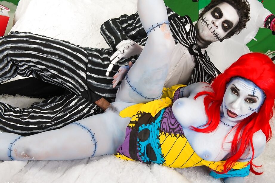 16P A garota amadora Joanna Angel e o cara usam roupas de cosplay assustadoras antes de foder
