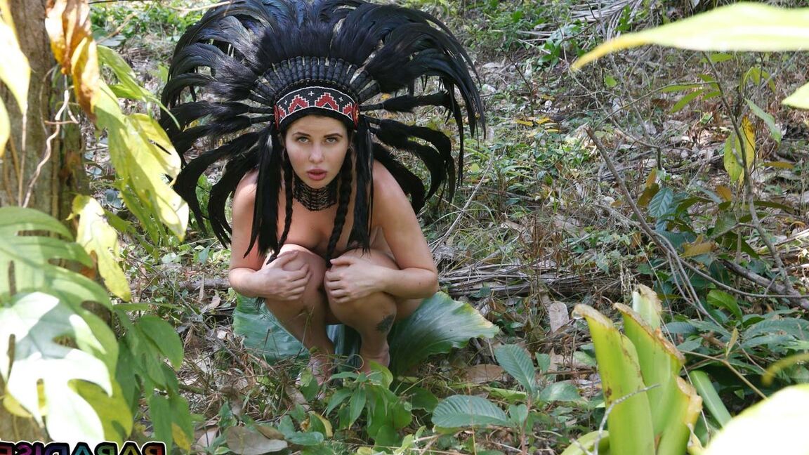 12P Cassie Fire, petite amie nue, porte une coiffe lors d'une pipe en POV dans les bois
