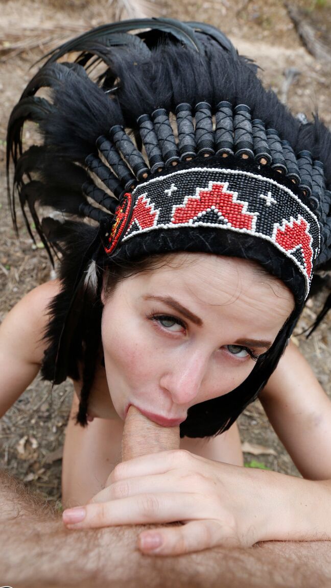 12P Cassie Fire, petite amie nue, porte une coiffe lors d'une pipe en POV dans les bois
