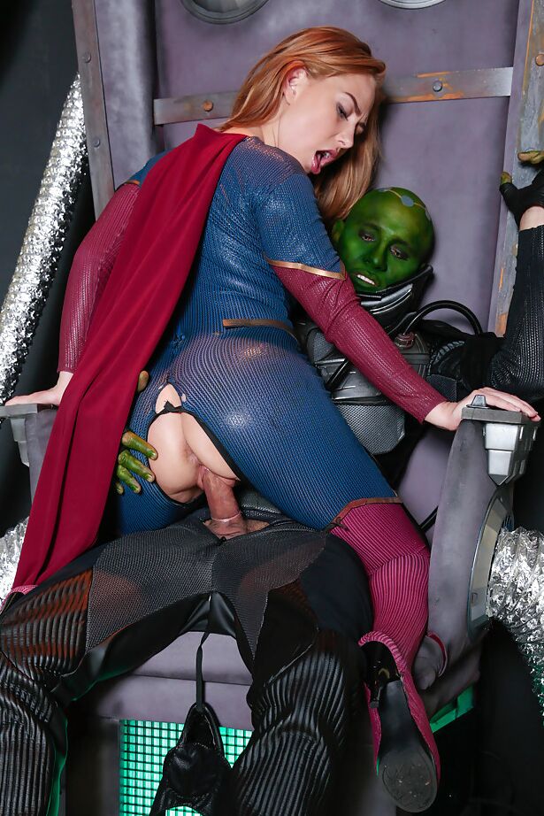 16P Pornstar Carter Cruise sendo fodido por alienígena em roupa de cosplay sem virilha