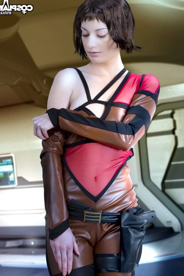 12P Marylin en cosplay nu d'intelligence sexuelle