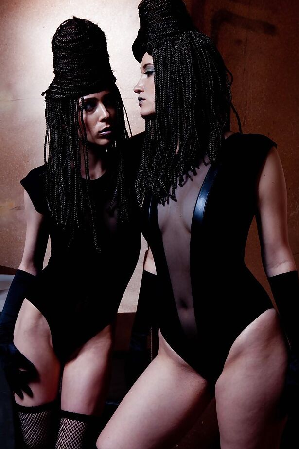 16P Les stars du porno lesbiennes Aiden Ashley et Kimberly Kane posent avec des bottes longues.