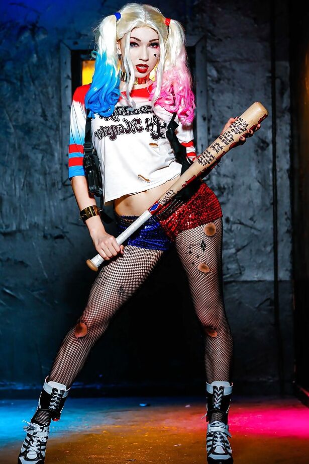 16P Cosplay fetiche modelo Aria Alexander espalhando boceta rosa em meia-calça rasgada