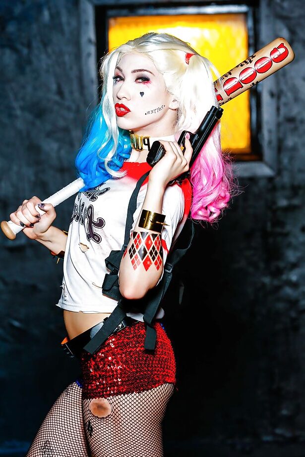 16P Cosplay fetiche modelo Aria Alexander espalhando boceta rosa em meia-calça rasgada