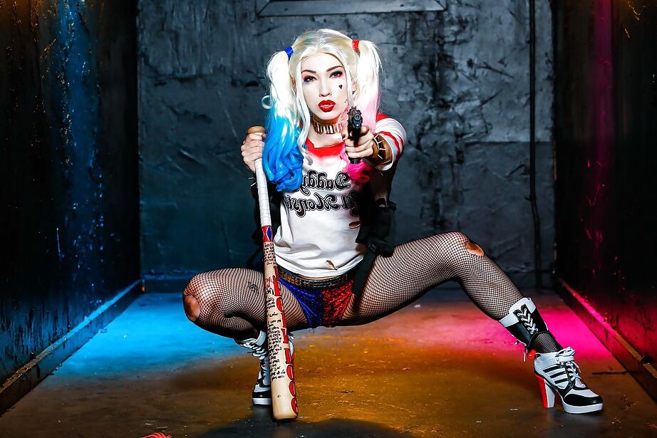16P Cosplay fetiche modelo Aria Alexander espalhando boceta rosa em meia-calça rasgada