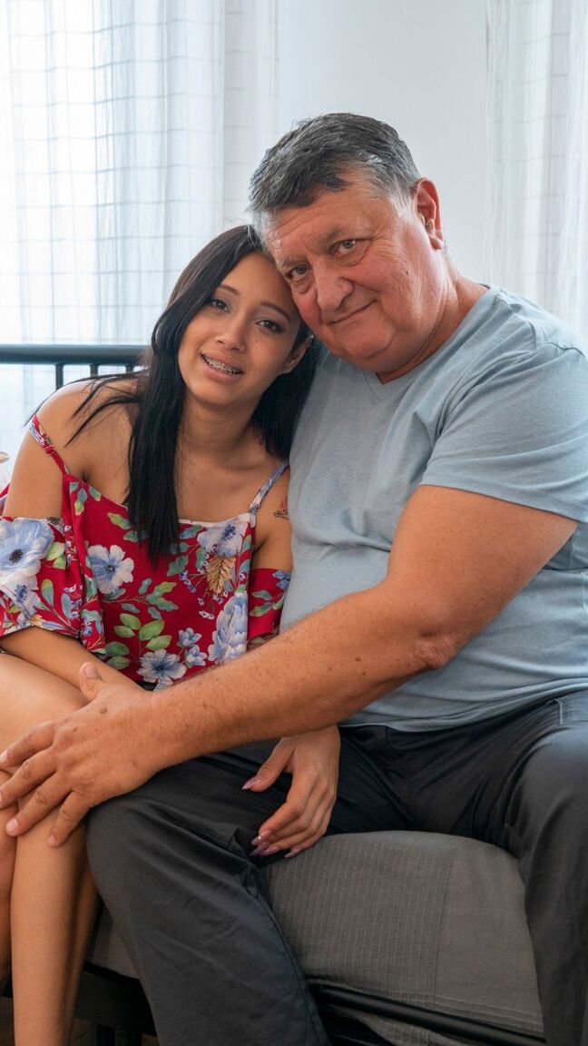 21P A linda estudante Lia Ponce fode seu avô enquanto sua mãe está fora